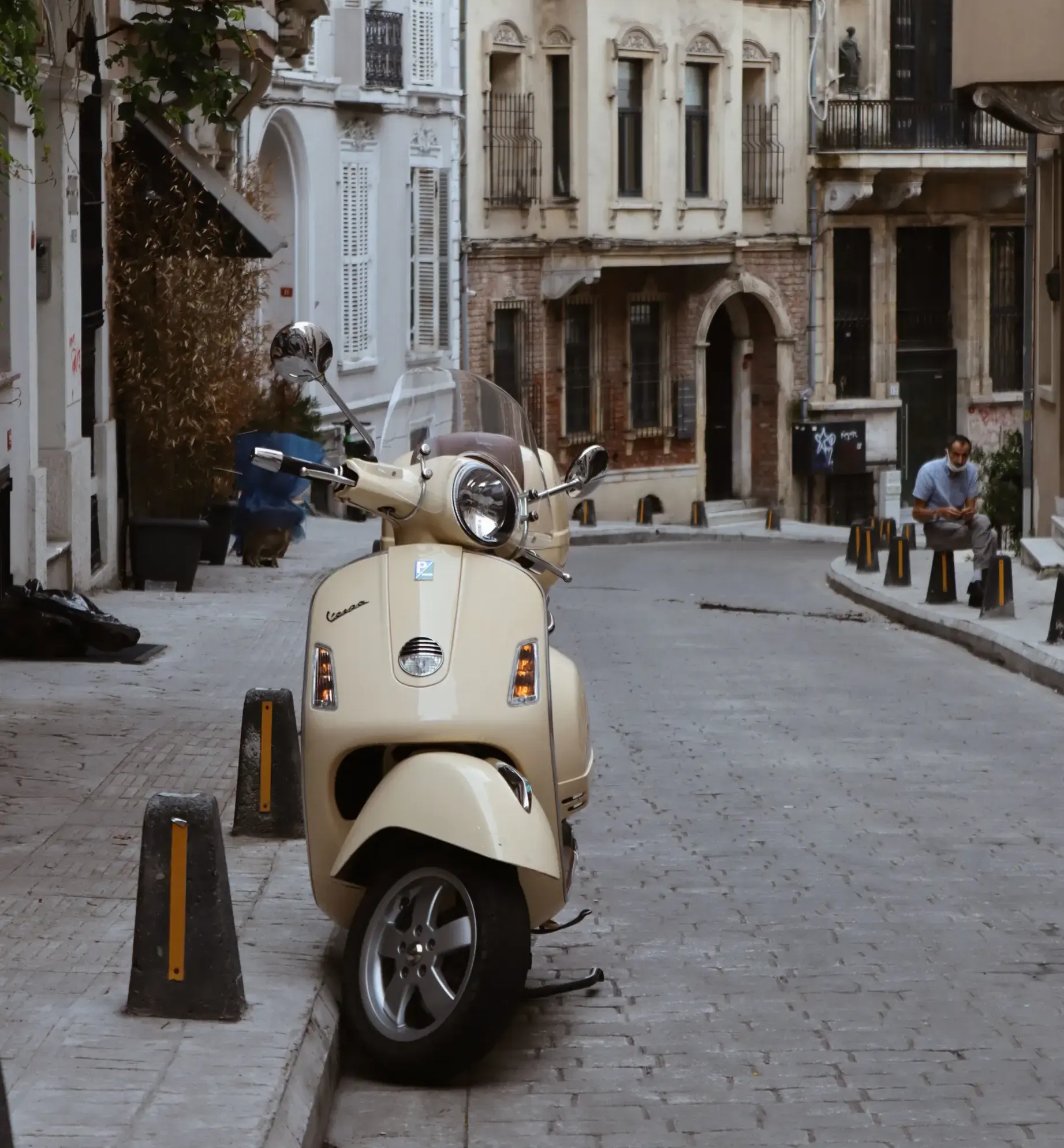 Italien – vespa – gata Vespa på gata i Italien - Om Utlandsguiden