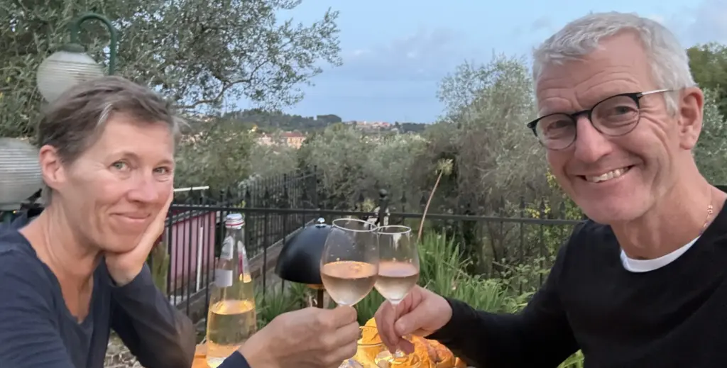 Urban och Carina skålar för sin nya lägenhet i Ligurien